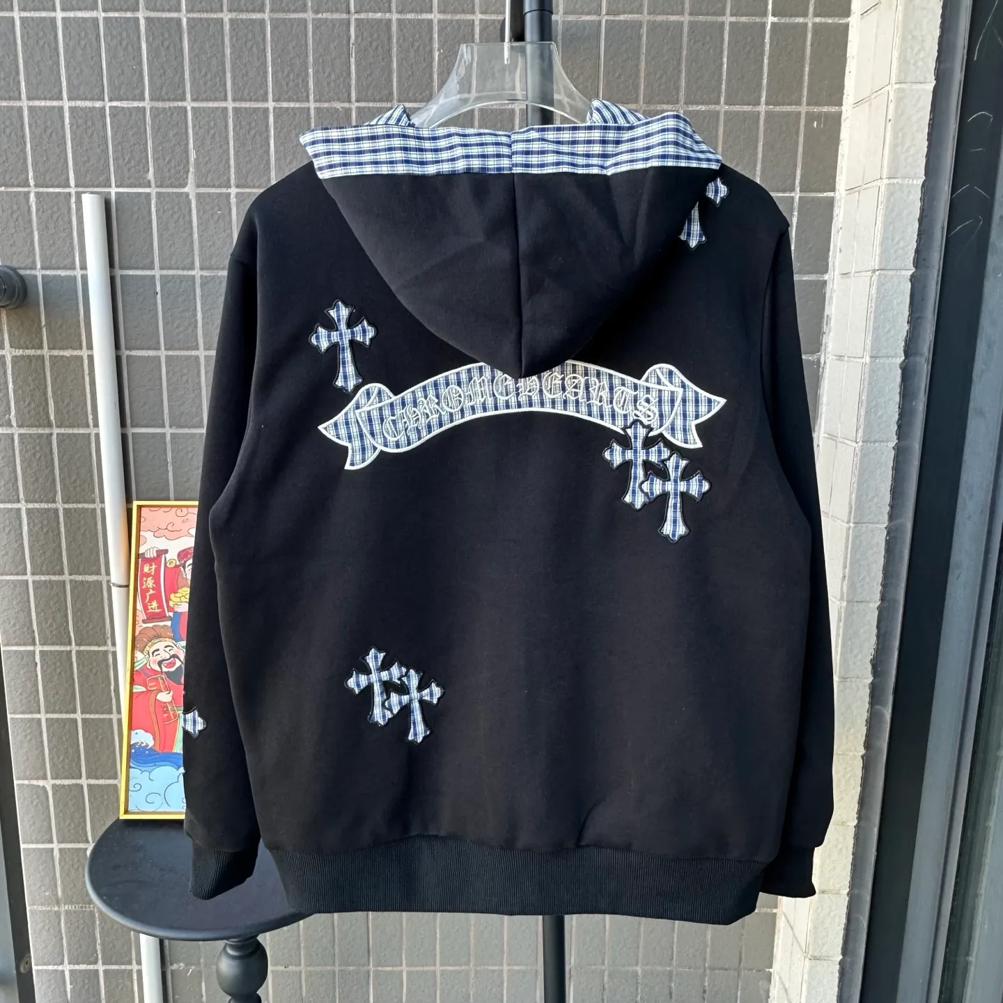 P330 Style No.: TT109 𝗖𝗵𝗿𝗼𝗺𝗲 𝗛𝗲𝗮𝗿𝘁𝘀/Cro Xin 2025 washed and burnt patch embroidered autumn and winter new original single counter American patchwork 3D three-dimensional couple casual cardigan plus velvet sweatshirt 👑The highest version! Customized fabric 480g tripe terry fabric! American acid-washed and distressed original fabric, laser burning + patch embroidery, exquisite embroidery of letters! The best-selling model in the counter, very comfortable to wear. Accessories: original molded and authenticated collar label➕100% silk wash label. Genuine purchase-grade original hangtag➕matching hanging rope➕3D hanging beads➕original packaging bag. Craftsmanship: The original version has consistent wiring! The highest version of the armhole matching technique! Color: Black Size: S-XL